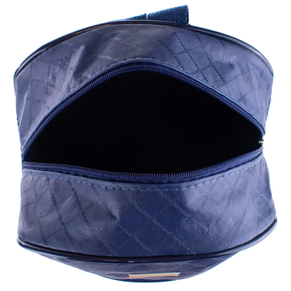 Mochila matelassê azul-marinho aberta, vista frontal mostrando o interior vazio e escuro.
