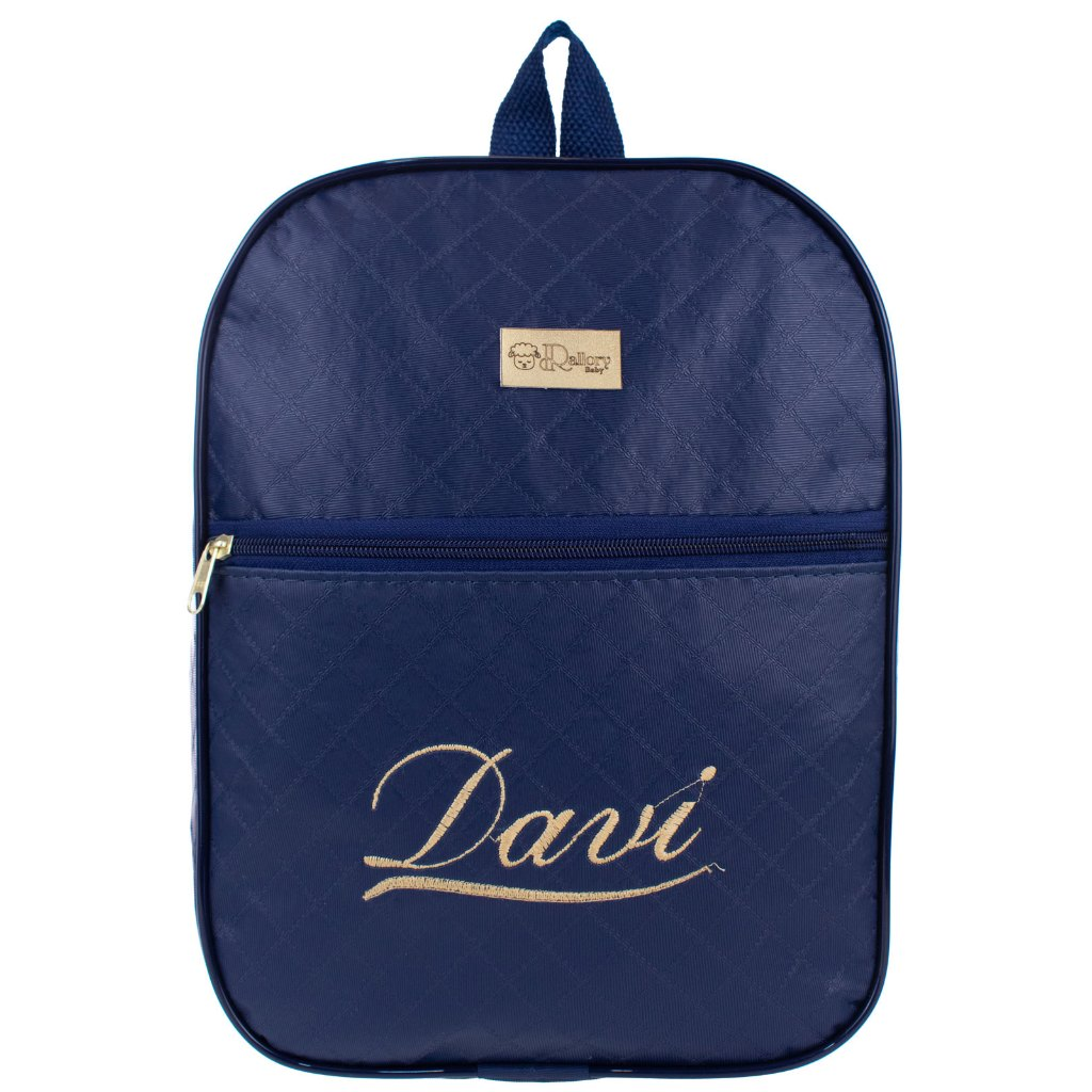 Mochila azul-marinho com textura matelassê e o nome Davi bordado em dourado.