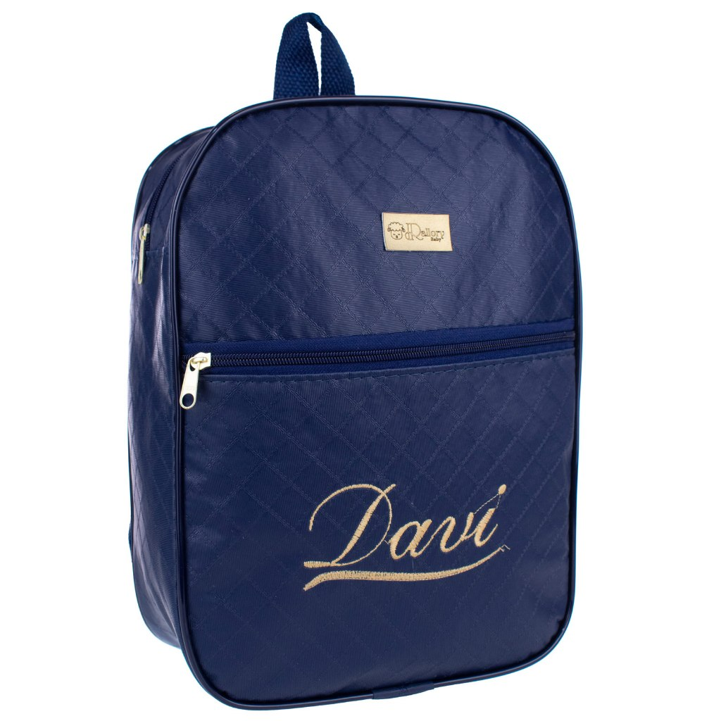 Mochila maternidade azul-marinho com textura quadriculada e o nome Davi bordado em dourado.