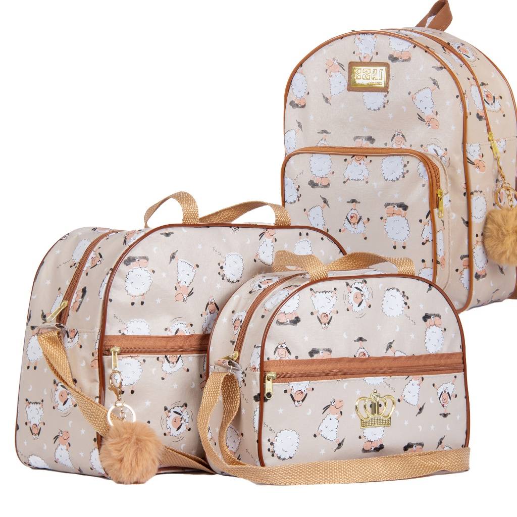 Vista frontal de três bolsas de maternidade beges com estampa de ovelhinha e detalhes marrons.