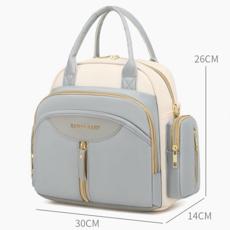 Bolsa maternidade cinza e creme vista em perspectiva com suas dimensões marcadas.