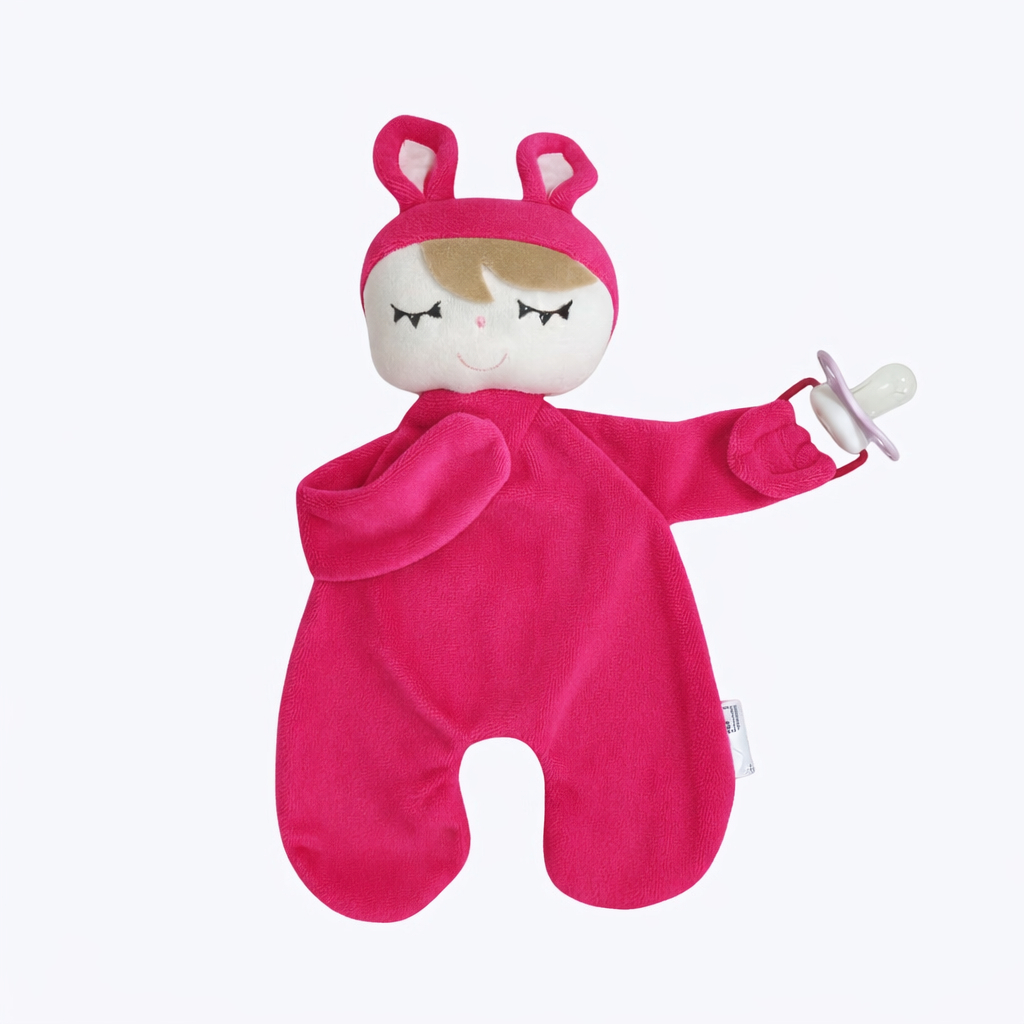 Naninha soft rosa em formato de boneca com prendedor de chupeta, vista de frente.