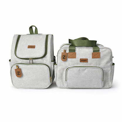 Kit de mochila e bolsa cinza claro com detalhes verdes e marrons, vista frontal.