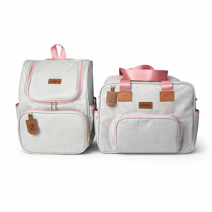 Kit de mochila e bolsa de maternidade cinza-claro com detalhes rosa, vista frontal.