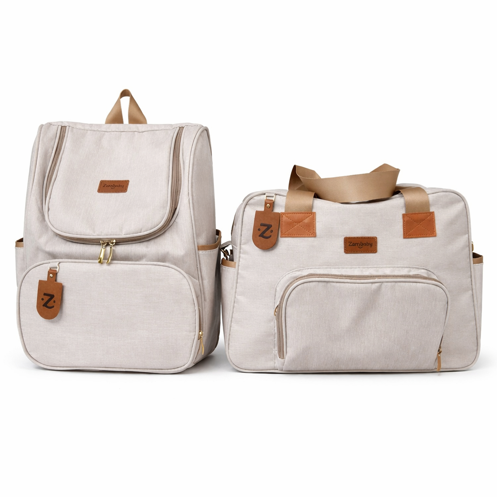 Mochila e bolsa de maternidade em linho bege com detalhes marrons em vista frontal.