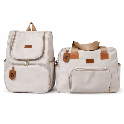 Mochila e bolsa de maternidade em linho bege com detalhes marrons em vista frontal.