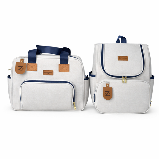 Kit de maternidade com bolsa e mochila cinza-claro, alças azuis e detalhes marrons.
