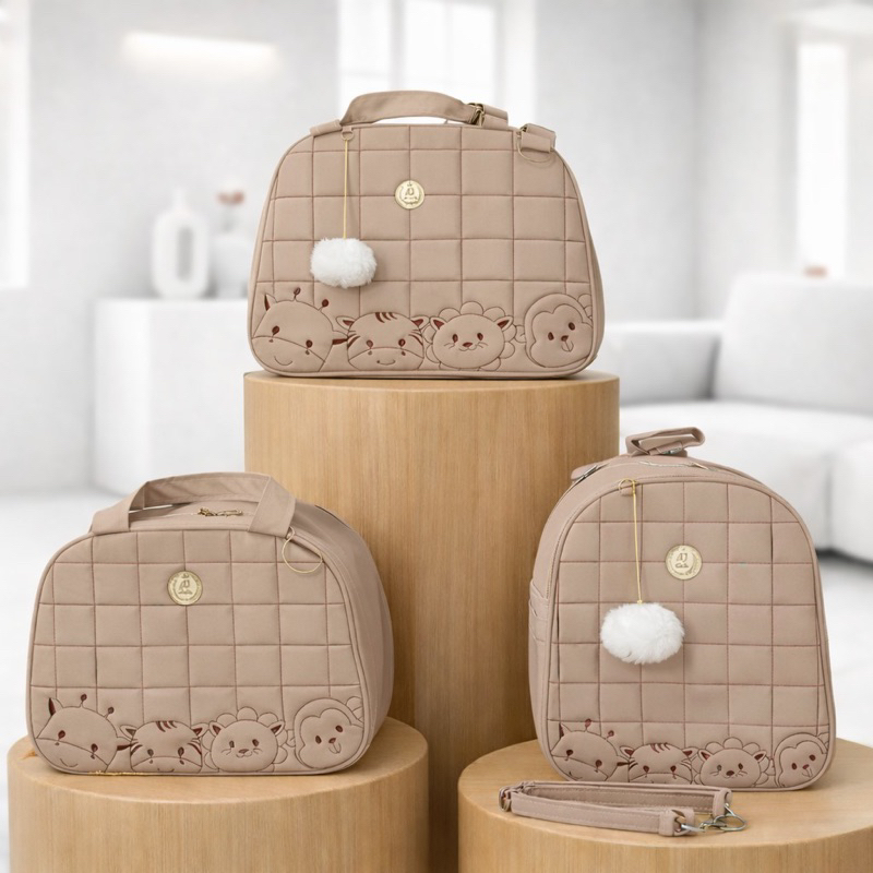 Kit de três bolsas de maternidade bege com bordados de animais e pompons brancos