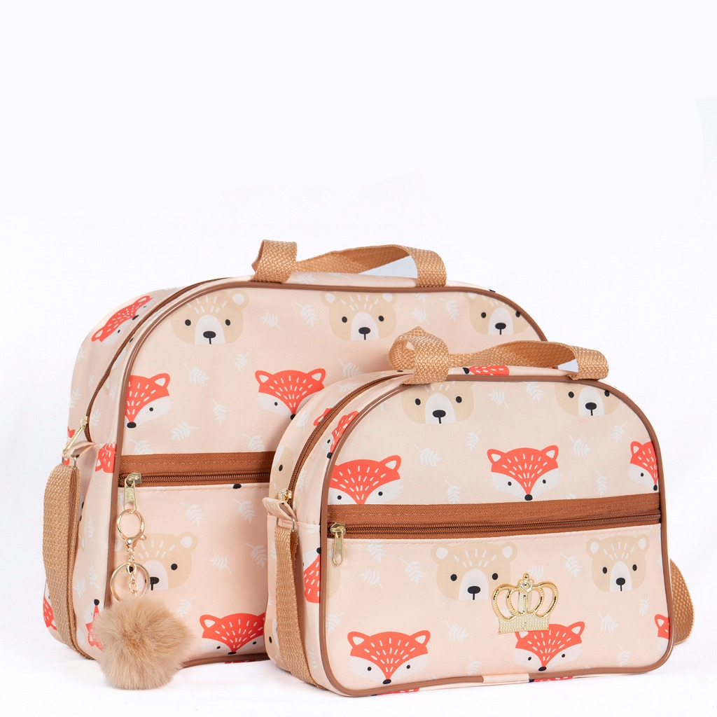 Duas bolsas de maternidade bege estampadas com animais, detalhes marrons e chaveiro pompom.