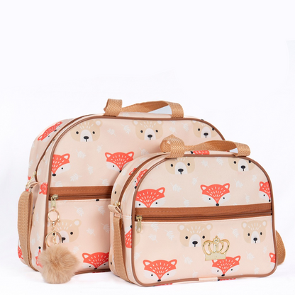 Duas bolsas de maternidade bege estampadas com animais, detalhes marrons e chaveiro pompom.