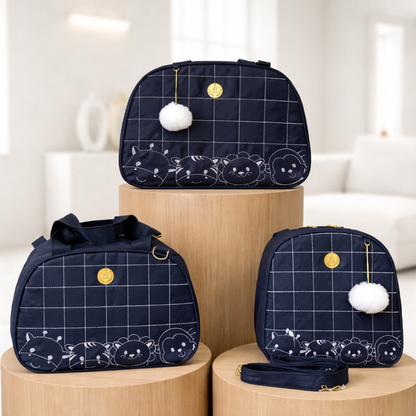 Três bolsas de maternidade azul-marinho quadriculadas em pedestais cilíndricos de madeira.