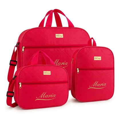 Três bolsas de maternidade rosa-escuro personalizadas com bordado dourado vistas de frente.