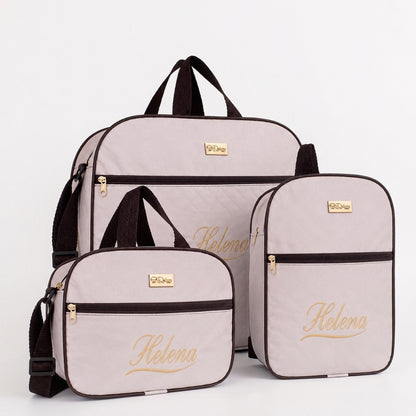 Três bolsas de maternidade bege e marrom personalizadas com o nome Helena em dourado.