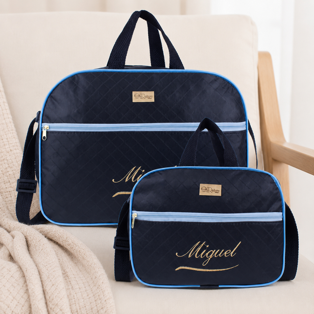 Duas bolsas maternidade azul-marinho com detalhes azuis-claros e bordado dourado, de frente.