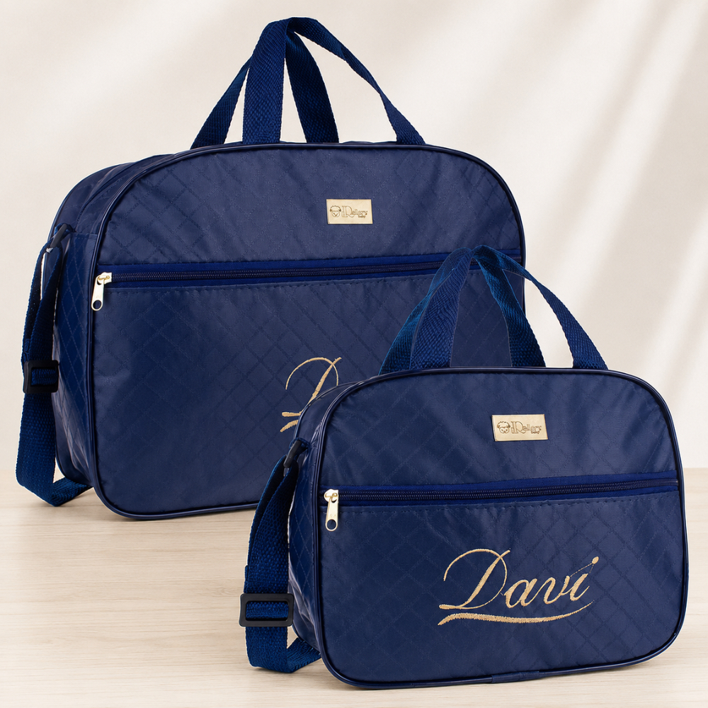 Duas bolsas maternidade azul-marinho com detalhes dourados e o nome Davi bordado.