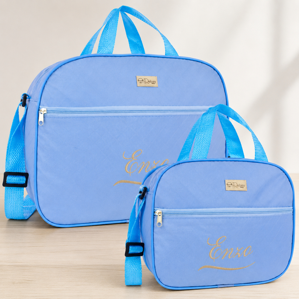 Kit com duas bolsas maternidade azuis personalizadas com o nome Enzo bordado em dourado