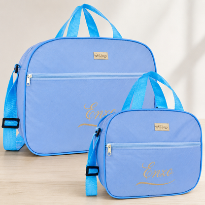 Kit com duas bolsas maternidade azuis personalizadas com o nome Enzo bordado em dourado