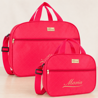 Kit com duas bolsas de maternidade rosa vibrante com detalhes dourados, vista frontal.