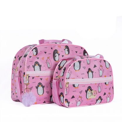 Kit de duas bolsas maternidade rosa com estampa de pinguins e chaveiro de pompom.