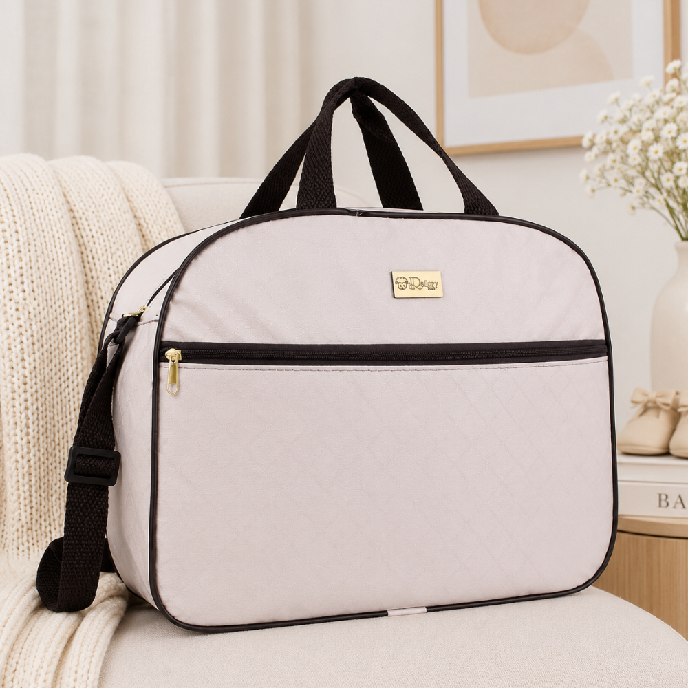 Bolsa de maternidade bege-clara com alças pretas e zíper frontal, vista de frente.