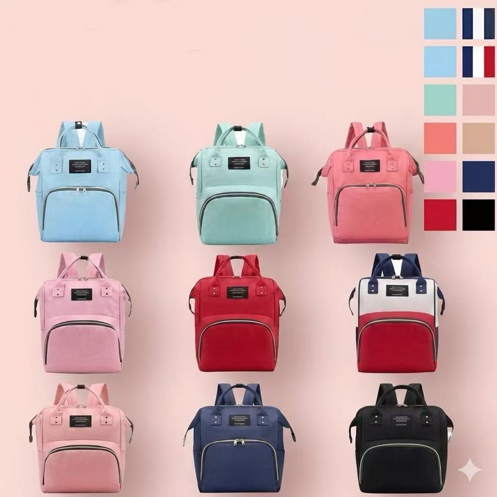Nove mochilas de maternidade coloridas exibidas de frente sobre um fundo rosa claro.