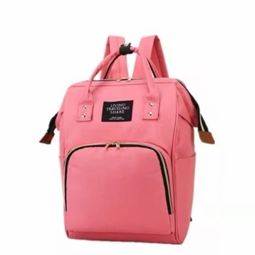 Mochila de maternidade rosa-claro, vista frontal, com alças superiores e bolso frontal com zíper.