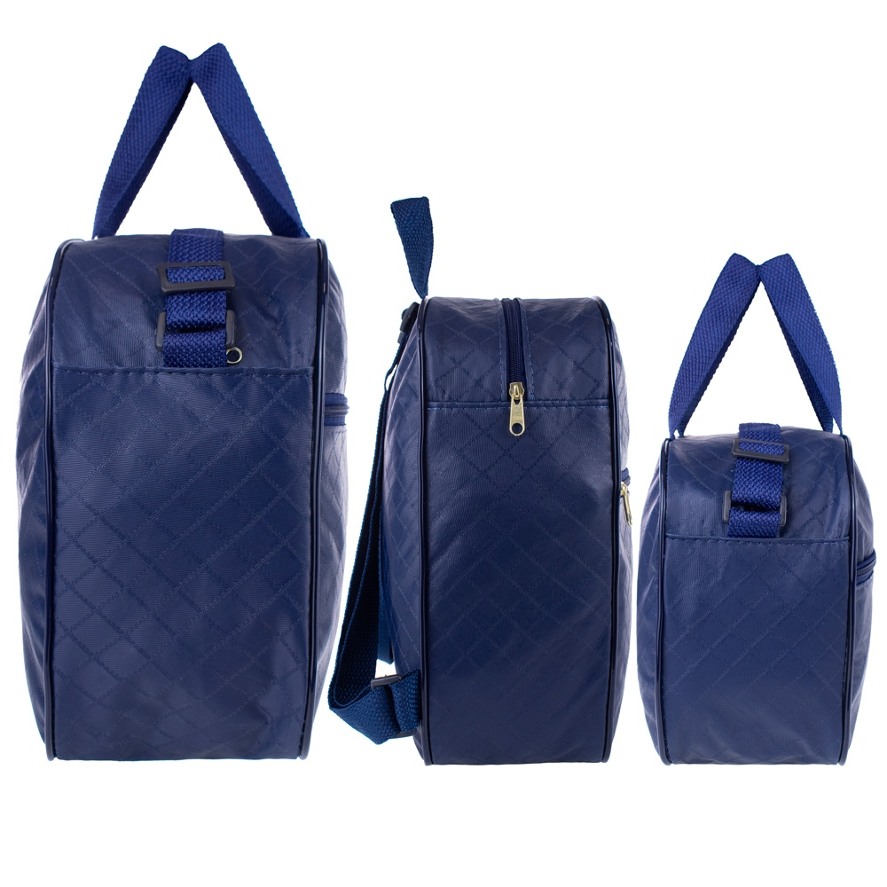 Três bolsas azul marinho com textura matelassê alinhadas sobre fundo branco.