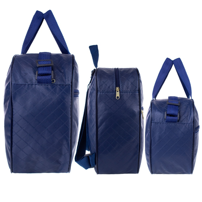 Três bolsas azul marinho com textura matelassê alinhadas sobre fundo branco.