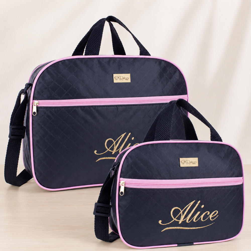Duas bolsas maternidade azul-marinho e rosa com nome dourado Alice, em ângulo frontal.