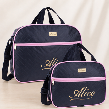 Duas bolsas maternidade azul-marinho e rosa com nome dourado Alice, em ângulo frontal.