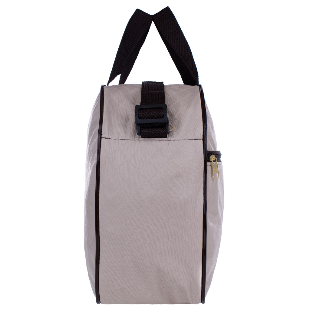 Bolsa de maternidade bege clara vista de lado, com detalhes e alças marrons.