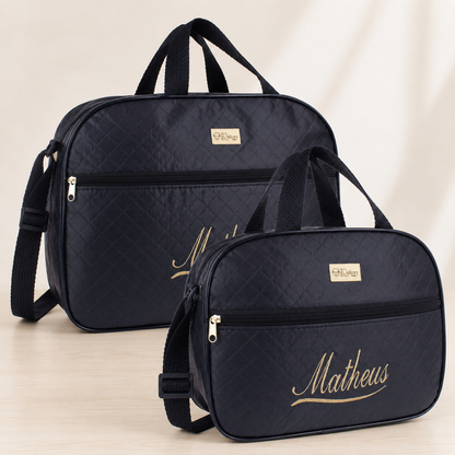 Duas bolsas pretas com textura matelassê, detalhes dourados e nome Matheus bordado.