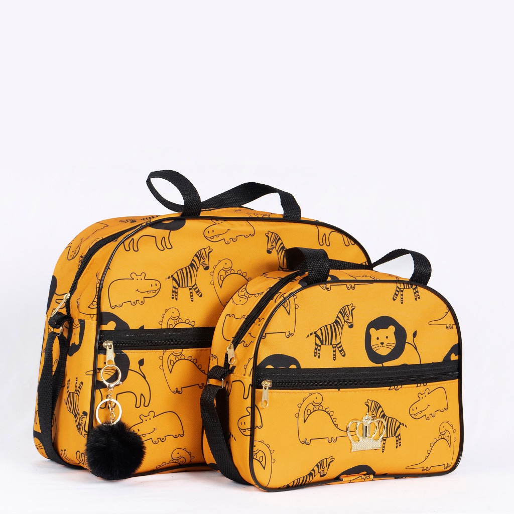 Duas bolsas de maternidade amarelas com estampa de animais pretos e chaveiro de pompom.