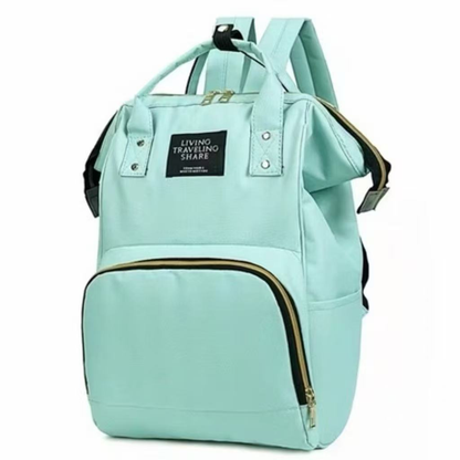 Mochila maternidade estruturada verde-menta vista de frente com bolso frontal e alças superiores.