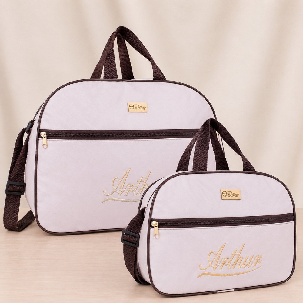 Duas bolsas maternidade rosa claro com detalhes marrons e bordado dourado Arthur, vista frontal.