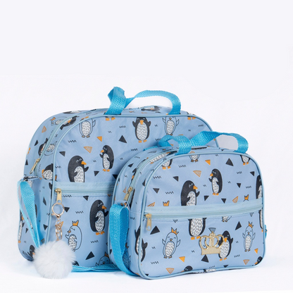Duas bolsas maternidade azuis com estampa de pinguim, alças azuis e chaveiro de pompom.