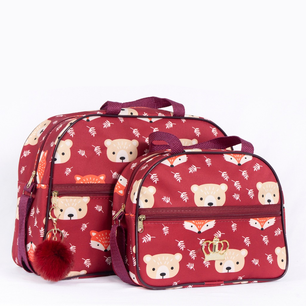 Duas bolsas de maternidade vermelhas estampadas, com chaveiro de pompom, em vista frontal.