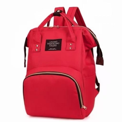 Mochila maternidade vermelha estruturada, com alças superiores e bolso frontal, vista de frente.