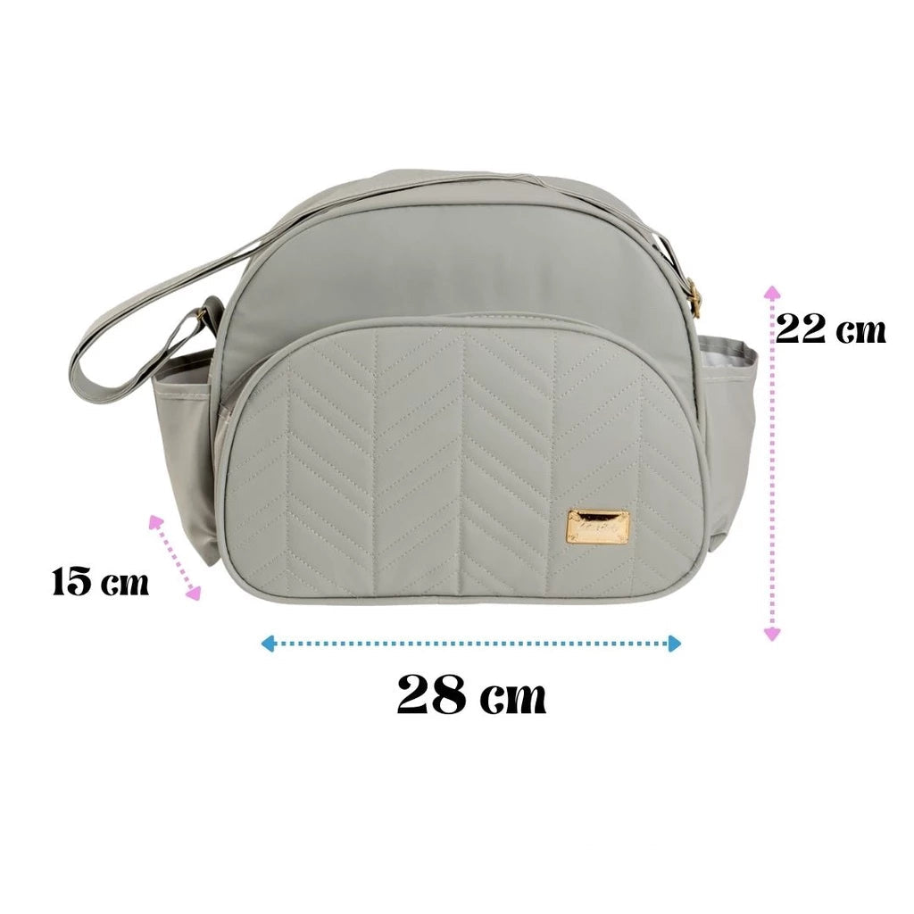 Bolsa maternidade cinza arredondada com marcações de medidas de largura, altura e profundidade.