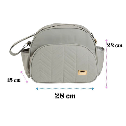 Bolsa maternidade cinza arredondada com marcações de medidas de largura, altura e profundidade.