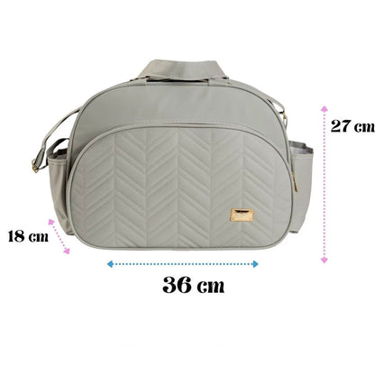 Bolsa de maternidade cinza com costura matelassê chevron e marcações de suas dimensões.