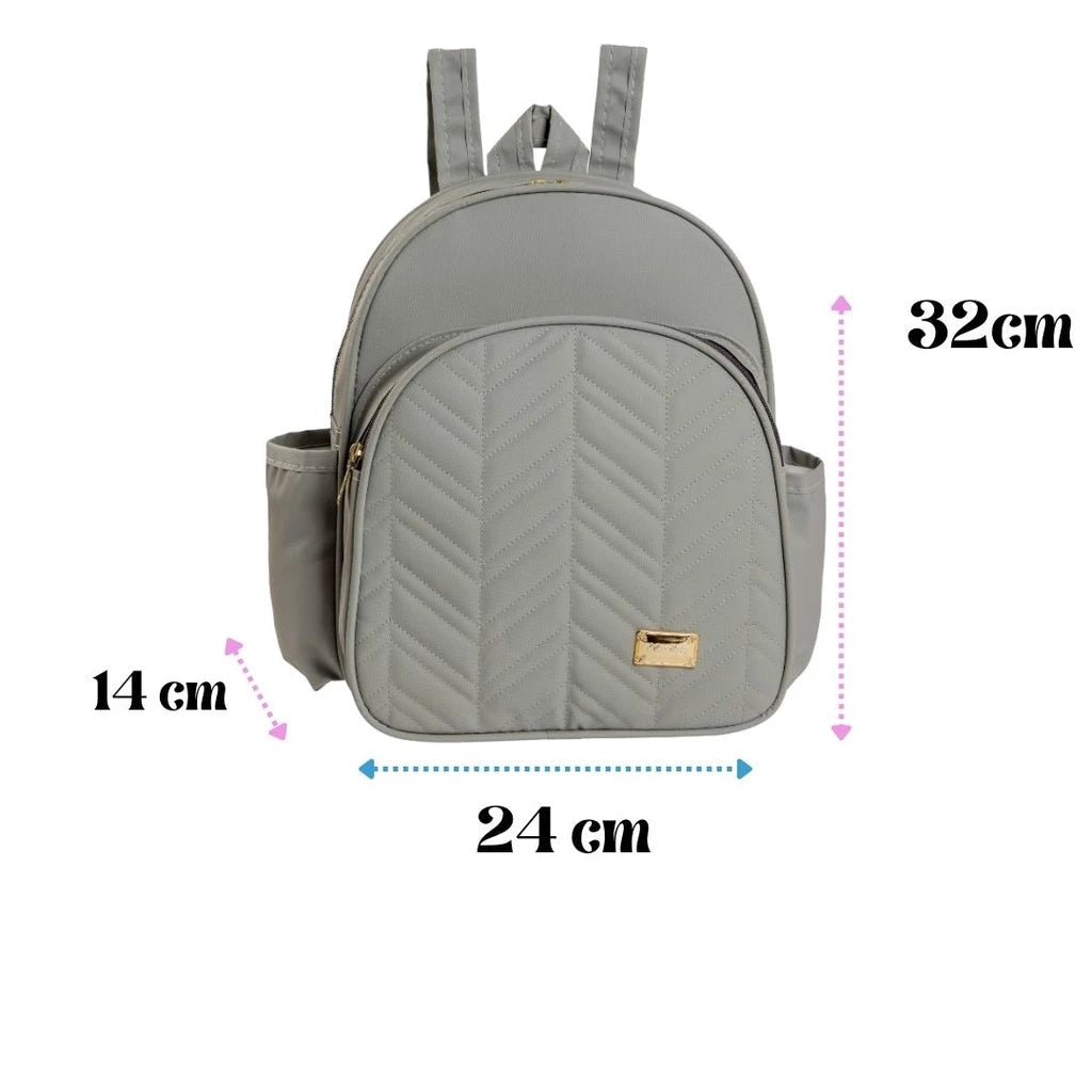 Mochila cinza com costura chevron, vista frontal e indicações de suas medidas tridimensionais.