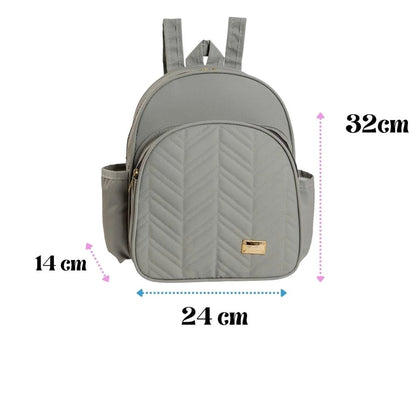 Mochila cinza com costura chevron, vista frontal e indicações de suas medidas tridimensionais.