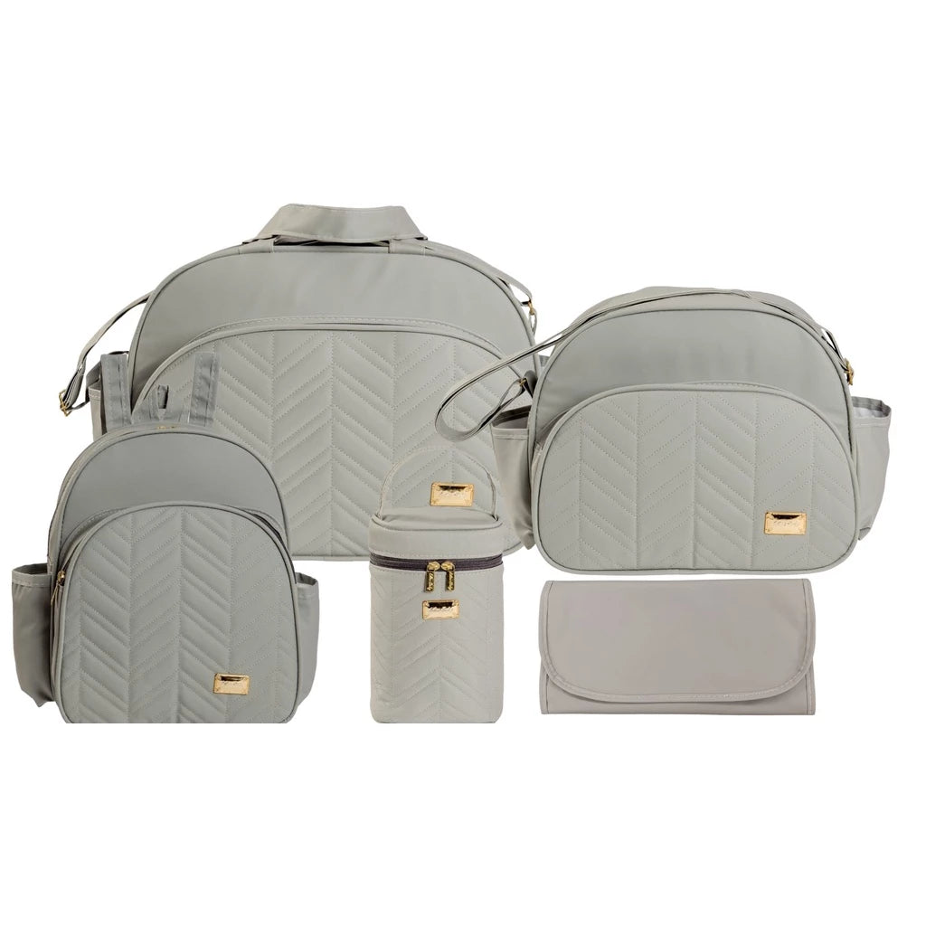 Conjunto frontal de cinco bolsas de maternidade cinza com textura chevron em fundo branco.
