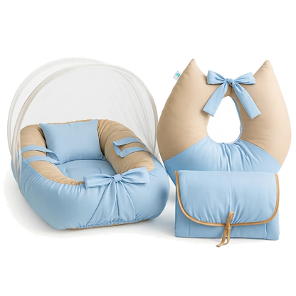 Kit infantil azul claro e bege com ninho, mosquiteiro, almofada e trocador portátil.
