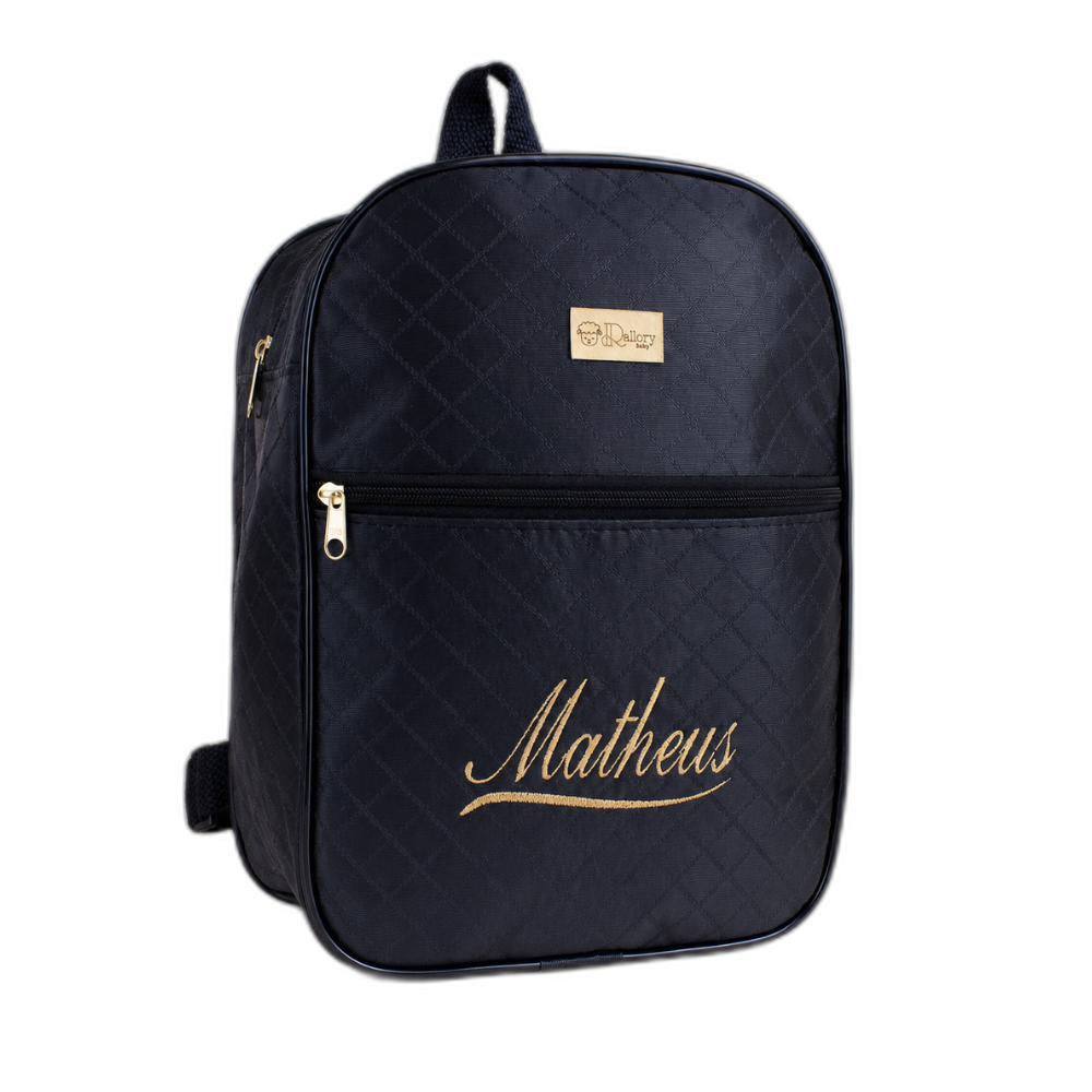 Mochila azul-marinho com nome Matheus bordado em dourado em vista frontal.