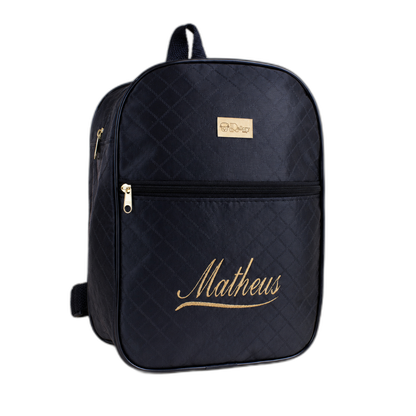 Mochila azul-marinho com nome Matheus bordado em dourado em vista frontal.
