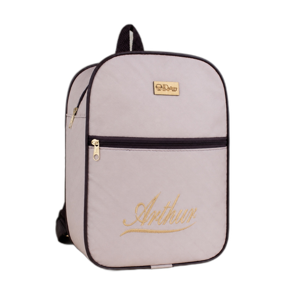 Mochila lilás-claro com nome Arthur bordado em dourado, vista de frente sobre mesa.