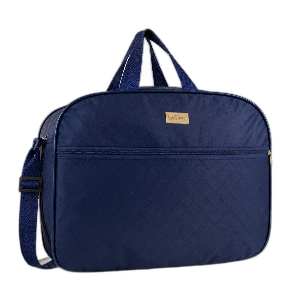 Bolsa de maternidade azul-marinho com textura matelassê, alça transversal e bolso frontal.