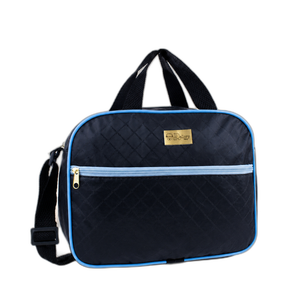 Bolsa preta com detalhes em azul-claro, textura matelassê e alças, vista de frente.